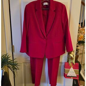 THE PERFECT HOLIDAY SUIT! ❤️